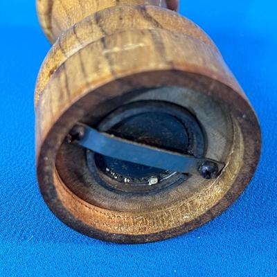 WOODEN PEPPER GRINDER WORKS GOOD