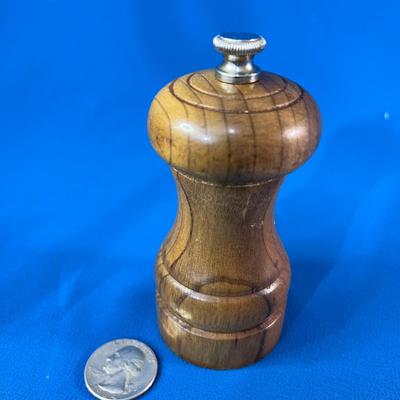 WOODEN PEPPER GRINDER WORKS GOOD