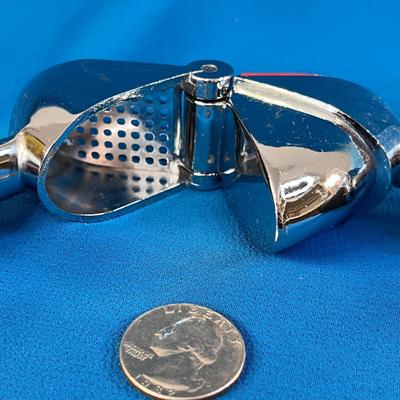 OXO HEAVY DUTY GARLIC PRESS SELF CLEANING FEATURE