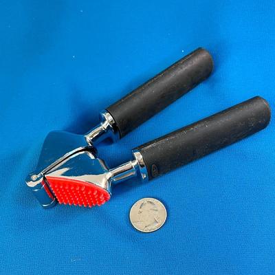 OXO HEAVY DUTY GARLIC PRESS SELF CLEANING FEATURE