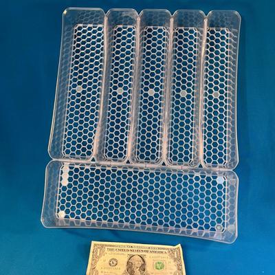 PLASTIC CUTLERY TRAY WITH OPEN HONEYCOMB BOTTOM