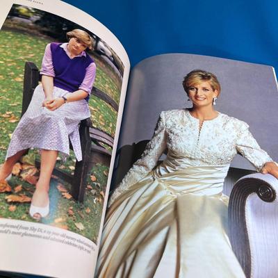 2012 â€œTHE ROYAL FAMILYâ€ SPECIAL BOOKLET QUEENâ€™S 60 YEAR REIGN