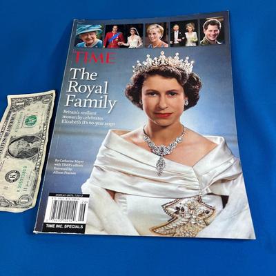 2012 â€œTHE ROYAL FAMILYâ€ SPECIAL BOOKLET QUEENâ€™S 60 YEAR REIGN