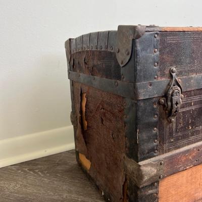 VINTAGE WOODEN CHEST