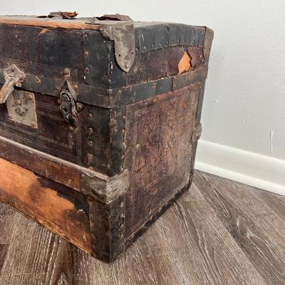 VINTAGE WOODEN CHEST