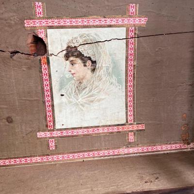 VINTAGE WOODEN CHEST