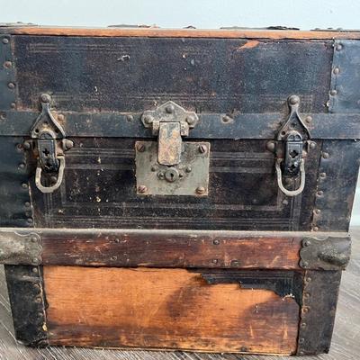 VINTAGE WOODEN CHEST