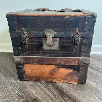 VINTAGE WOODEN CHEST