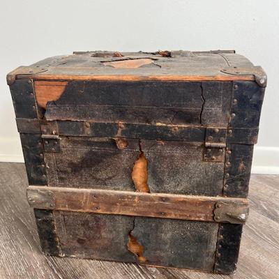 VINTAGE WOODEN CHEST
