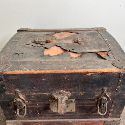 VINTAGE WOODEN CHEST