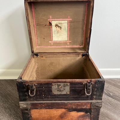 VINTAGE WOODEN CHEST