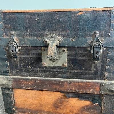 VINTAGE WOODEN CHEST