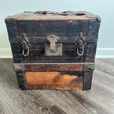 VINTAGE WOODEN CHEST