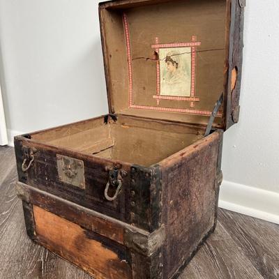 VINTAGE WOODEN CHEST