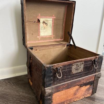VINTAGE WOODEN CHEST