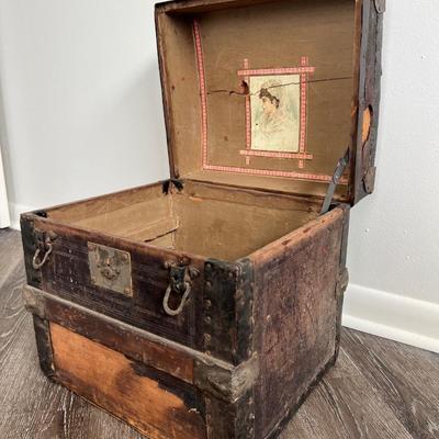 VINTAGE WOODEN CHEST