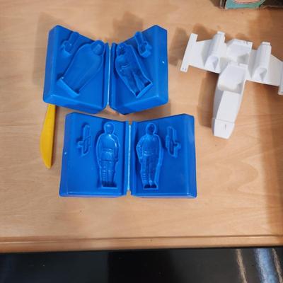 Lot Vintage Toys Star Wars, Bionic Woman, Play-Doh Kenner Discovery Time Camera