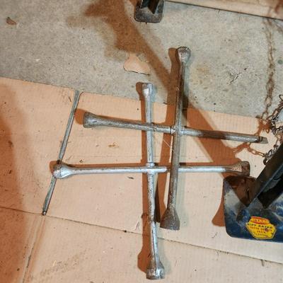 Vintage Gas Service Station Wizard Tripod Bumper Jack w 2 Four way Tire Irons