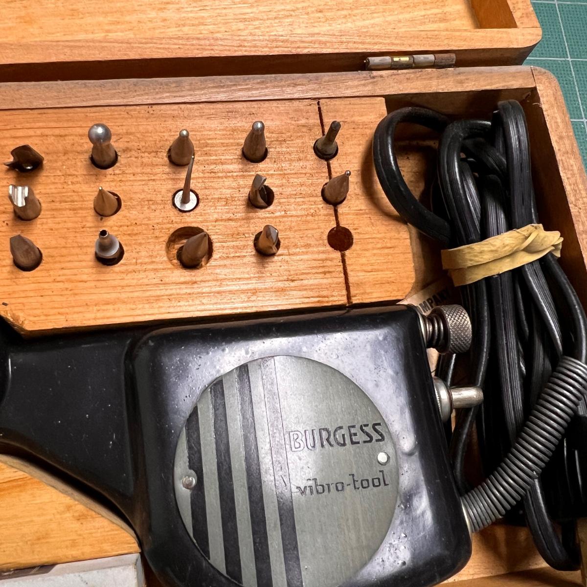 Vintage BURGESS VibroTool DeLuxe Set Wood Case Engraving Runs
