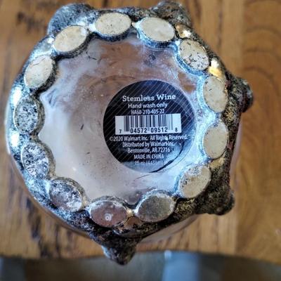 Stemless wine glass with skeleton base