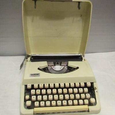 Vintage Brother Charger 11 Portable Typewriter in Case