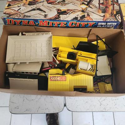 Dyna- Mite City Playset Tomy Big Loader Construction Set