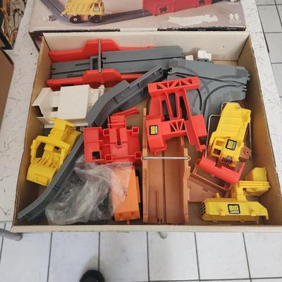 Dyna- Mite City Playset Tomy Big Loader Construction Set