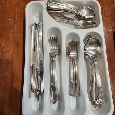 Wm. Rogers Original Rogers Extra Plate Stainless Flatware service for 8 plus 2 serving Spoons