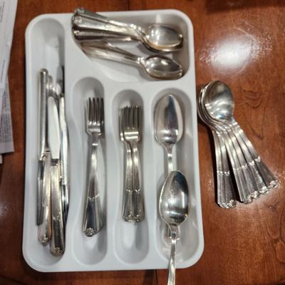Wm. Rogers Original Rogers Extra Plate Stainless Flatware service for 8 plus 2 serving Spoons