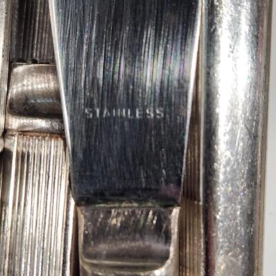 Wm. Rogers Original Rogers Extra Plate Stainless Flatware service for 8 plus 2 serving Spoons