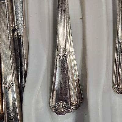 Wm. Rogers Original Rogers Extra Plate Stainless Flatware service for 8 plus 2 serving Spoons