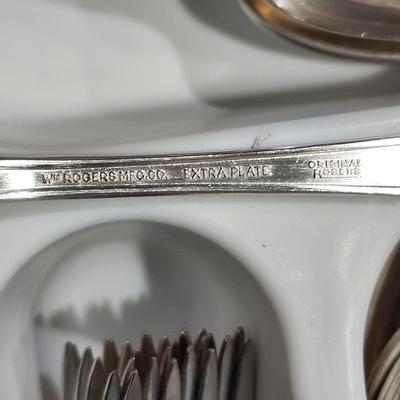 Wm. Rogers Original Rogers Extra Plate Stainless Flatware service for 8 plus 2 serving Spoons