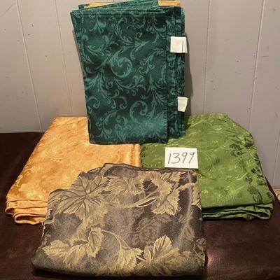 Tablecloth and Placemat Lot