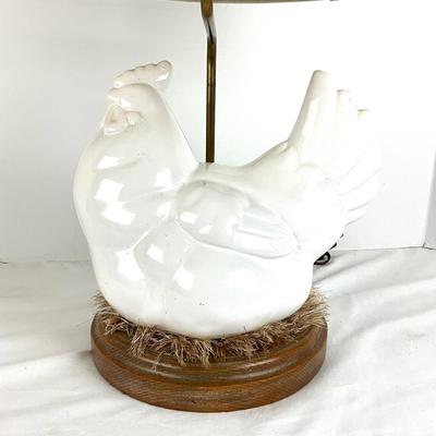 652 White Ceramic Rooster on Nest Decorators Lamp