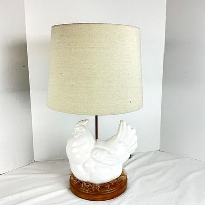 652 White Ceramic Rooster on Nest Decorators Lamp