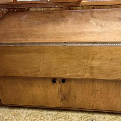 Kitchen cabinet with collapsible leaf