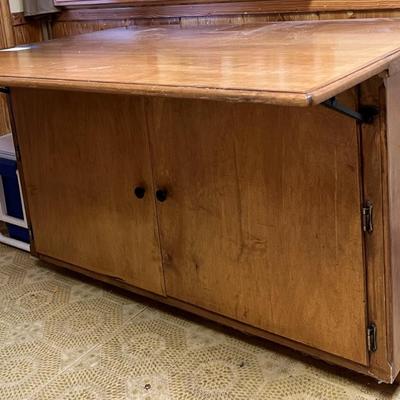 Kitchen cabinet with collapsible leaf