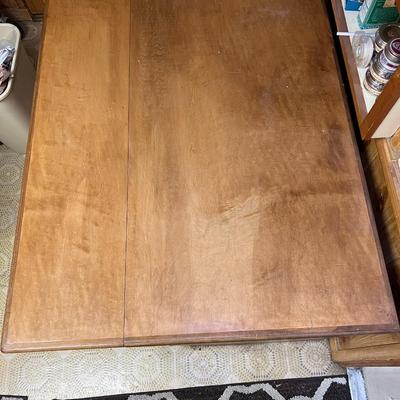 Kitchen cabinet with collapsible leaf