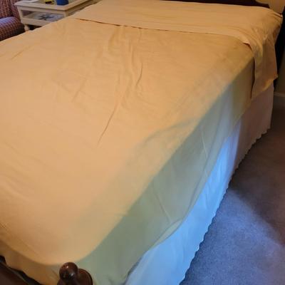 Full Size Comforter, Shams, Sheets and more Bedding (BR3-DW)