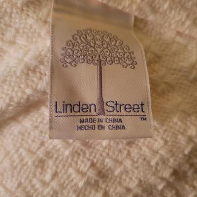 Full Size Comforter, Shams, Sheets and more Bedding (BR3-DW)