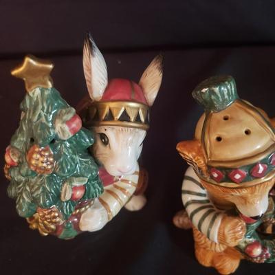 Christmas Fitz and Floyd Salt and Pepper Shakers and Jar (D-KD)