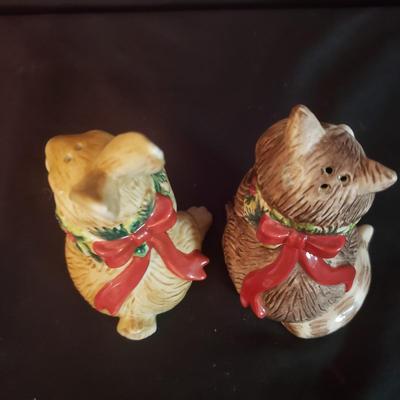 Christmas Fitz and Floyd Salt and Pepper Shakers and Jar (D-KD)
