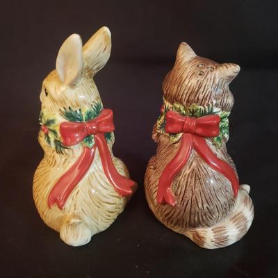 Christmas Fitz and Floyd Salt and Pepper Shakers and Jar (D-KD)