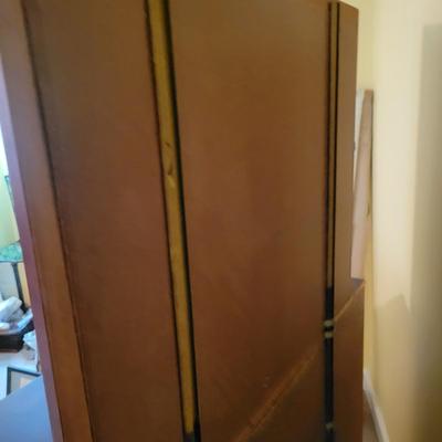 Jamestown Sterling Corporation Maple Dresser with Mirror (BR3-DW)