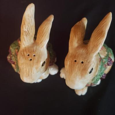 Fitz and Floyd "Blackberry Rabbits" Salt and Pepper Shakers and Jar (D-KD)