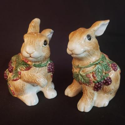 Fitz and Floyd "Blackberry Rabbits" Salt and Pepper Shakers and Jar (D-KD)