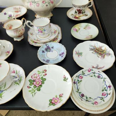 Large lot of Tea cups & saucers 1 Sadler England Teapot