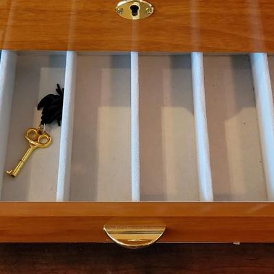 L69: Wood Inlay Watch Winding Box with Key