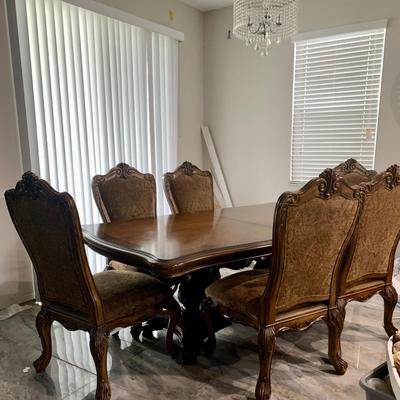 Haverty Villa Clare 8 person Dining Set