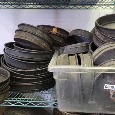 Various sizes of pizza pans